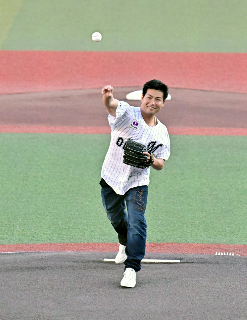 千葉ロッテーオリックス戦で始球式を務めたパリ五輪サーフィン男子日本代表の稲葉玲王選手=29日、千葉市美浜区のZOZOマリンスタジアム