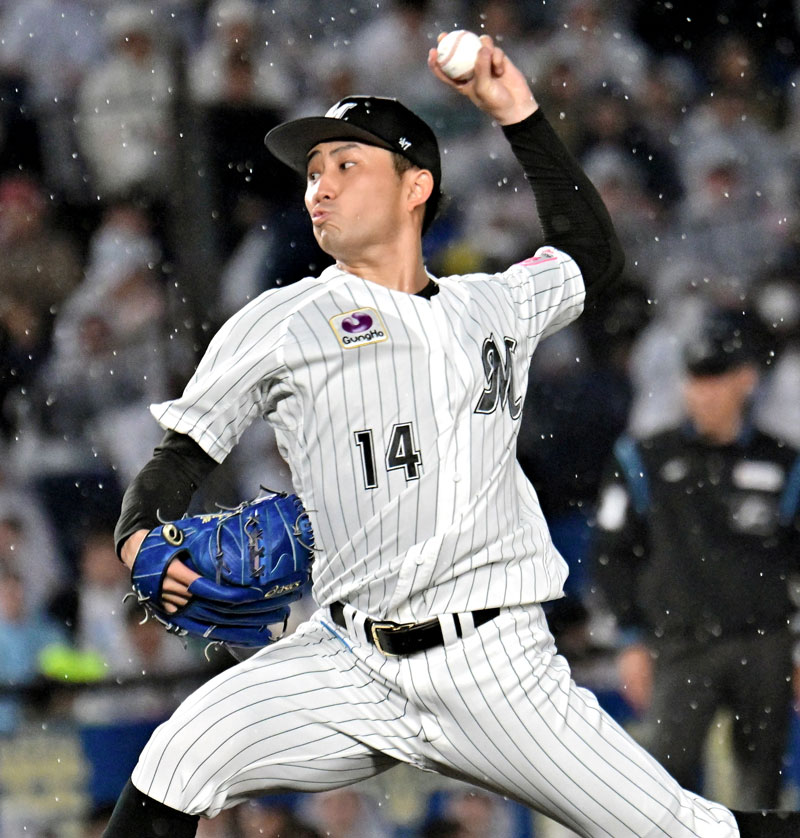 1カ月ぶりとなる5勝目を挙げた千葉ロッテの小島=ZOZOマリン