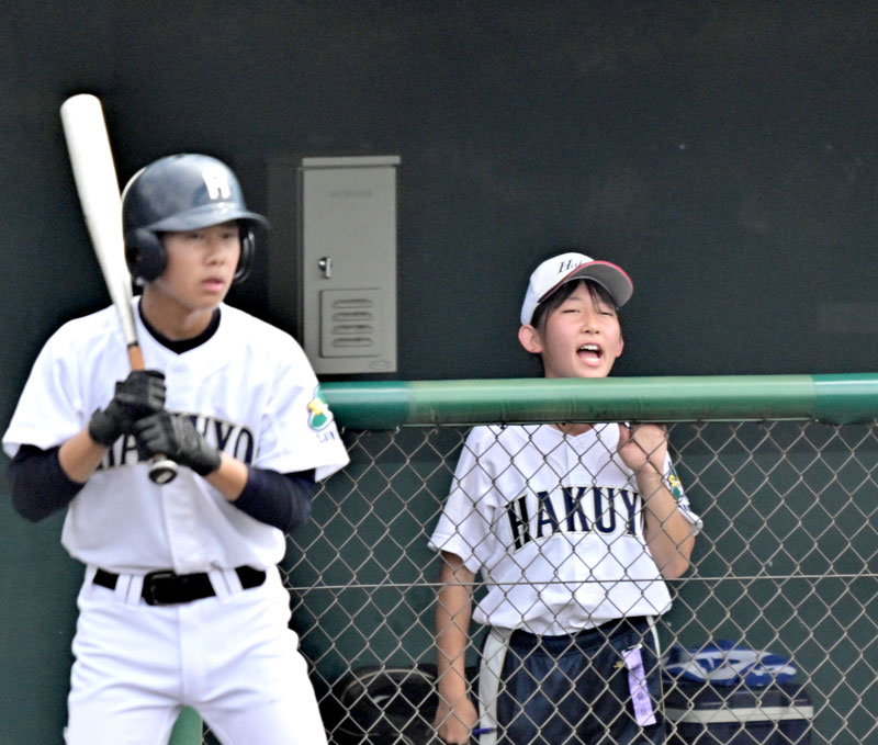 専大松戸－佐原白楊　ナインに声援を送る佐原白楊の弓削マネジャー（右）＝柏の葉