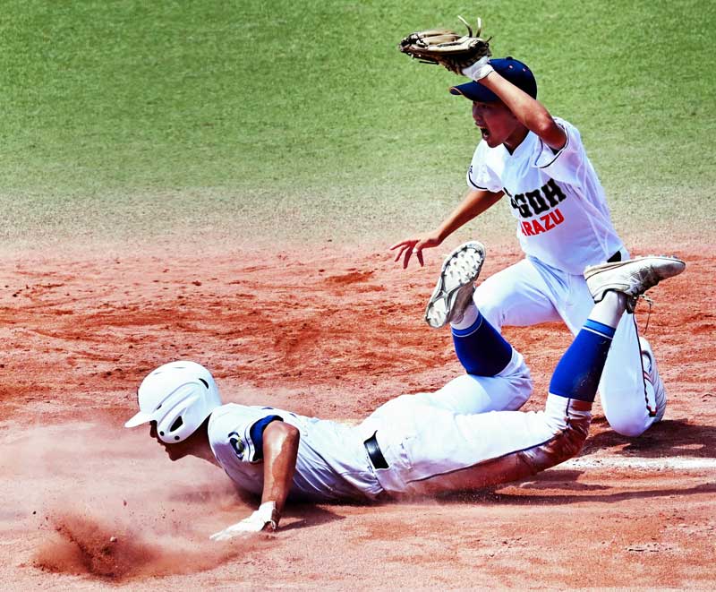 木更津総合－翔凜　４回裏、タッチアウトとなる翔凜の石田＝ゼットエー