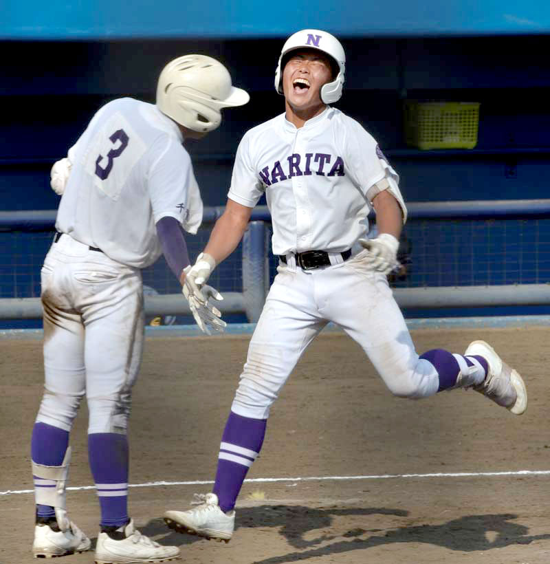 東京学館─成田 5回裏成田無死、本塁打を放ち笑顔でホームベースを踏む松本=県総合SC