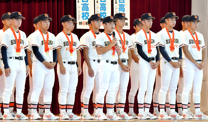 壮行会で意気込みを語る木更津総合の川上主将(中央)ら=同校体育館