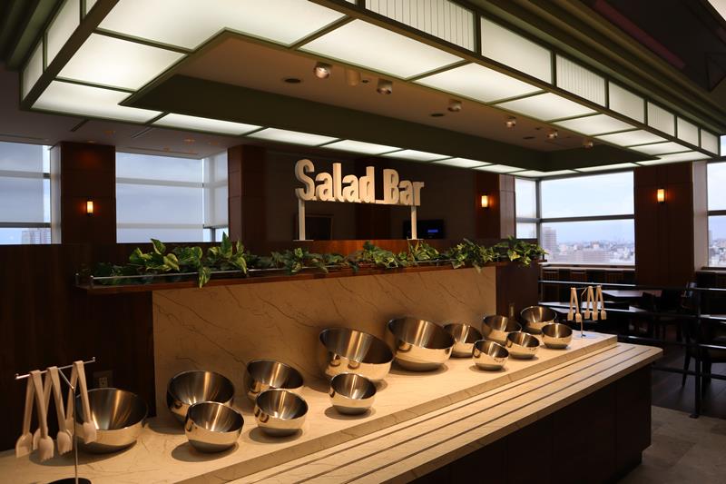 職員の健康に配慮し、サラダバーを新たに設けた