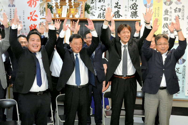 激戦を制し、万歳三唱する松野氏(中央)=28日、市原市