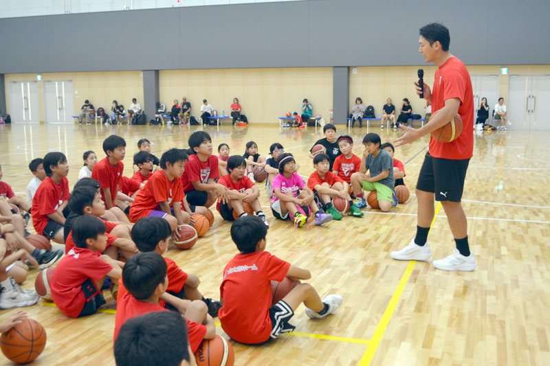 相手に取られにくいドリブルのこつを伝える千葉ジェッツの田代選手(右)=印西市の順天堂大学さくらキャンパス