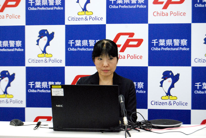 オンラインで署長会議に出席する青山本部長＝２４日午後４時ごろ、千葉市中央区の県警本部
