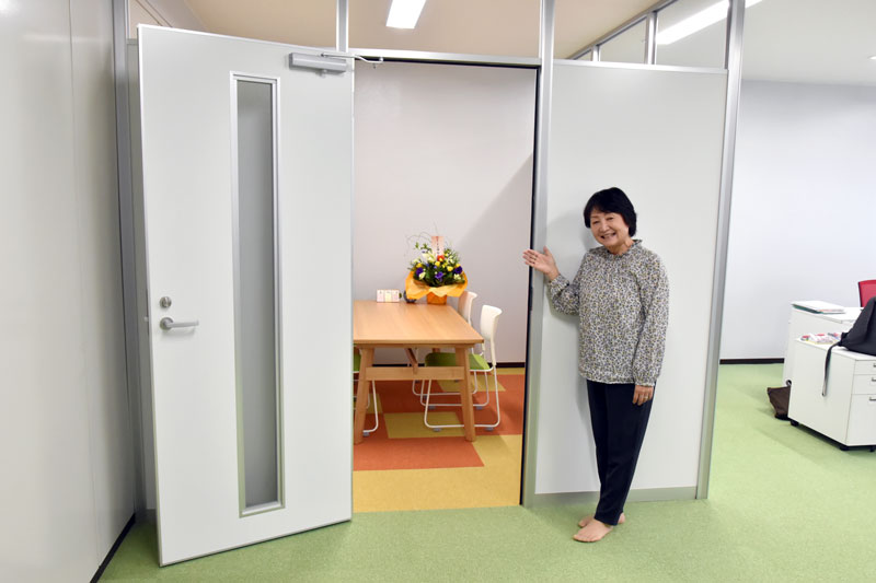 明るい雰囲気でプライバシーが守られながら相談できる「ちばふらっと」=1日、千葉市中央区