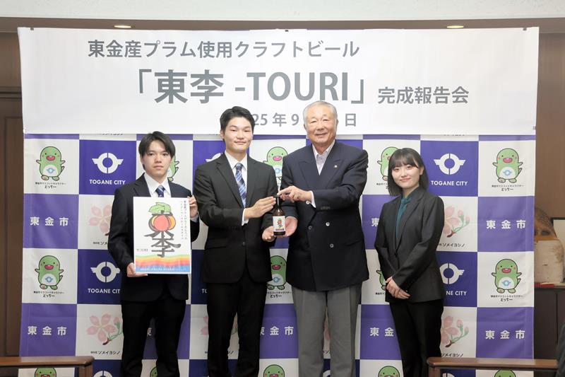 完成報告を受けた鹿間陸郎市長(右から2人目)と城国大学生=東金市