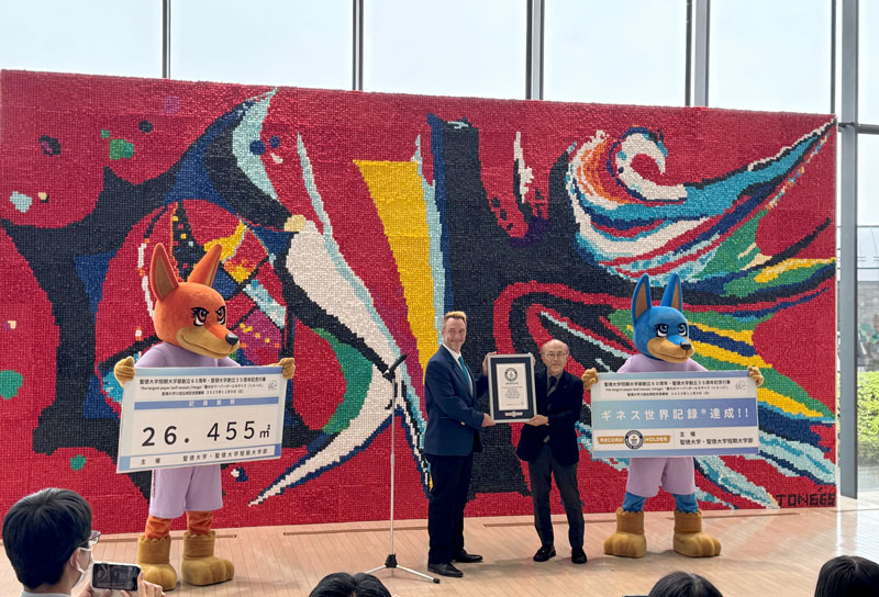 聖徳大・同大短期大学部の学生や教職員、卒業生らが制作し、ギネス認定された巨大モザイクアート＝９日、松戸市