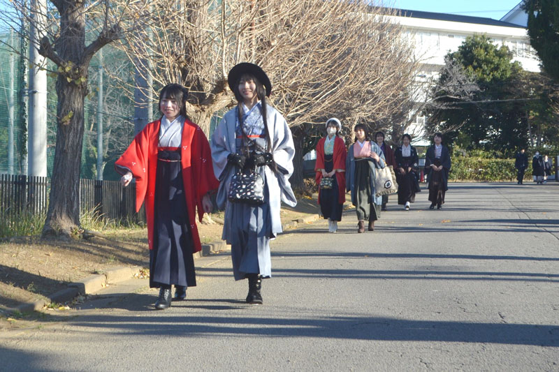 自作した和服で登校する生徒＝１２日、佐倉市の県立佐倉東高
