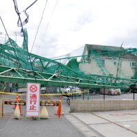 台風の強風で倒壊したゴルフ練習場の支柱とネット＝１５日午前１１時２０分ごろ、市原市