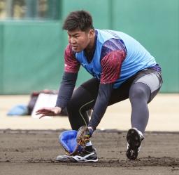 　新人合同練習でノックを受けるロッテのドラフト１位の松川＝さいたま市