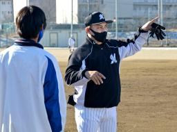 　野球教室で指導するロッテ・井口監督＝長野県松本市