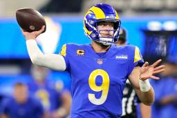 　カージナルス戦でパスを投げるラムズのＱＢスタッフォード＝イングルウッド（ＡＰ＝共同）