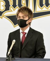 契約更改交渉を終え、取材に応じるオリックス・山岡＝２６日、大阪市（代表撮影）
