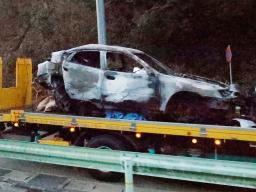 炎上した車内から３人の遺体が見つかった車両＝２８日午前５時４８分、愛知県豊田市の猿投グリーンロード