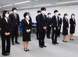 　消費者庁の入庁式で、伊藤明子長官から訓示を受ける新入職員＝１日午前、東京都千代田区