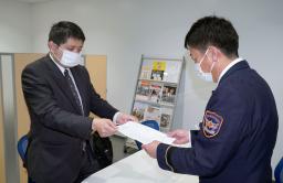 山口県美祢市消防本部に公務災害の認定を求める申請書を提出する、竹田勇二さんの両親の代理人弁護士（左）＝２６日午前