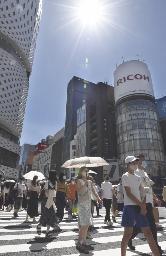 　強い日差しが照りつける中、東京・銀座を歩く買い物客ら＝２１年７月