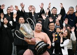 ３度目の優勝を果たし、賜杯を手にする貴景勝。手前右は有希奈夫人＝両国国技館（代表撮影）