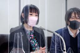 記者会見する渋谷果歩さん（左）＝１６日午後、東京・霞が関の司法記者クラブ