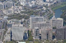 　東京・霞が関の官庁街（手前）。左奥は国会議事堂＝２０１６年４月