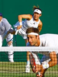 　混合ダブルス１回戦でプレーする加藤未唯（奥）、サンデル・ジル組＝ウィンブルドン（共同）　