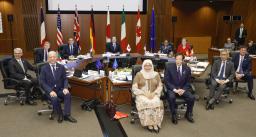 　Ｇ７都市相会合の討議に臨む斉藤国交相（奥中央）と各国代表ら＝８日午前、高松市