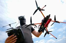 　ドローンからの映像をゴーグルで見ながら操縦するタイプのドローン＝６月、キーウ（共同）