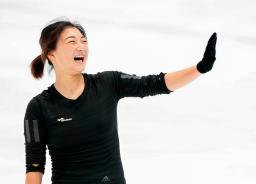 　全日本強化合宿で、笑顔で手を振る坂本花織＝関空アイスアリーナ