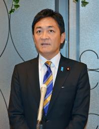 　奈良市で取材に応じる国民民主党の玉木代表＝８日午後