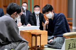 　将棋の第６４期王位戦７番勝負の第１局で佐々木大地七段（左）に勝利し、対局を振り返る藤井聡太王位＝８日午後、愛知県豊田市
