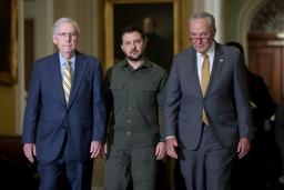 　米連邦議会で米上院与野党トップと並ぶウクライナのゼレンスキー大統領（中央）＝２１日、米ワシントン（ゲッティ＝共同）
