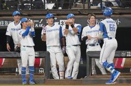 　１回、先頭打者本塁打を放った万波（６６）を迎える松本剛（右から２人目）ら日本ハムナイン＝エスコンフィールド