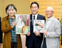 　漫画家のちばてつやさん（右）や里中満智子さん（左）らと面会した岸田首相＝１日午後、首相官邸