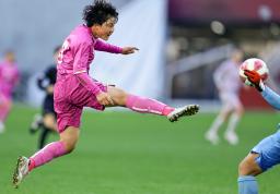 　藤枝順心―大阪学芸　試合終了間際、決勝ゴールを決める藤枝順心・藤原＝ノエスタ