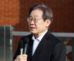 　１０日、ソウルの病院を退院し、報道陣の前で話をする韓国の最大野党「共に民主党」の李在明代表（聯合＝共同）