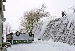 崖下に転落した車＝２７日午前９時４９分、青森市