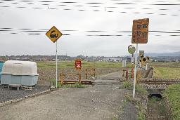 女児がはねられ死亡した群馬県高崎市の上信電鉄の踏切＝６日午後