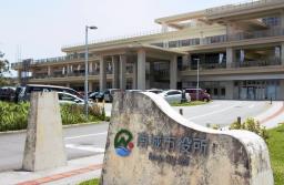 沖縄県南城市役所＝４月