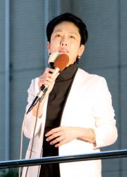 　街頭演説する蓮舫氏＝２１日午後、東京都八王子市