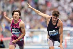 　男子１１０メートル障害で３位に入った泉谷（左）＝パリ（ロイター＝共同）