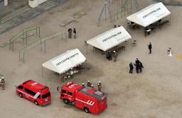 ガスこんろのボンベが爆発する事故があった広島市立五日市南小の現場＝１６日午後３時３５分（共同通信社ヘリから）