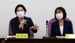 答申について説明する調査委員会の田中文委員長（左）＝２２日午後、福岡県みやま市