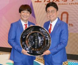 　第６０回上方漫才大賞に選ばれた「銀シャリ」の鰻和弘さん（左）と橋本直さん＝１２日午後、大阪市西区