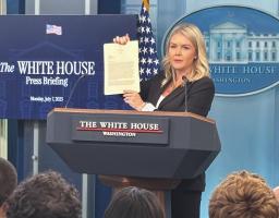 　日本向けの書簡を手に記者会見するレビット米大統領報道官＝７日、ホワイトハウス（共同）
