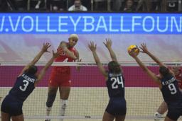 バレーボール女子の世界選手権、準々決勝の米国戦でスパイクを放つトルコのバルガス＝４日、バンコク（ＡＰ＝共同）