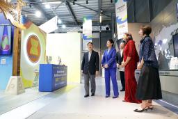 　国際機関館を訪れ、ＡＳＥＡＮの関係者から説明を受けられる天皇、皇后両陛下＝６日午後、大阪市此花区の夢洲（代表撮影）