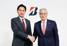 ブリヂストンの石橋秀一ＣＥＯ（右）と後任の森田泰博副社長