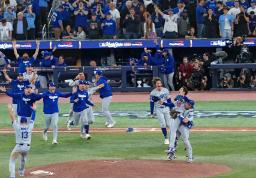 米大リーグ、ブルージェイズとのワールドシリーズ第７戦を制して２連覇を達成し、喜ぶドジャースの山本由伸（右から２人目）ら＝２日、トロント（共同）